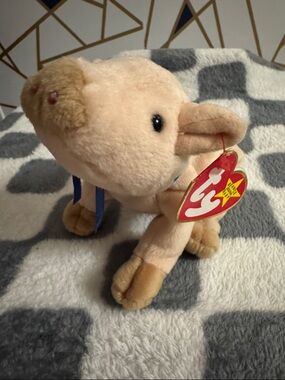 Ty (knuckles) 1999 Cream Plush Pig with Tan Snout and Hooves